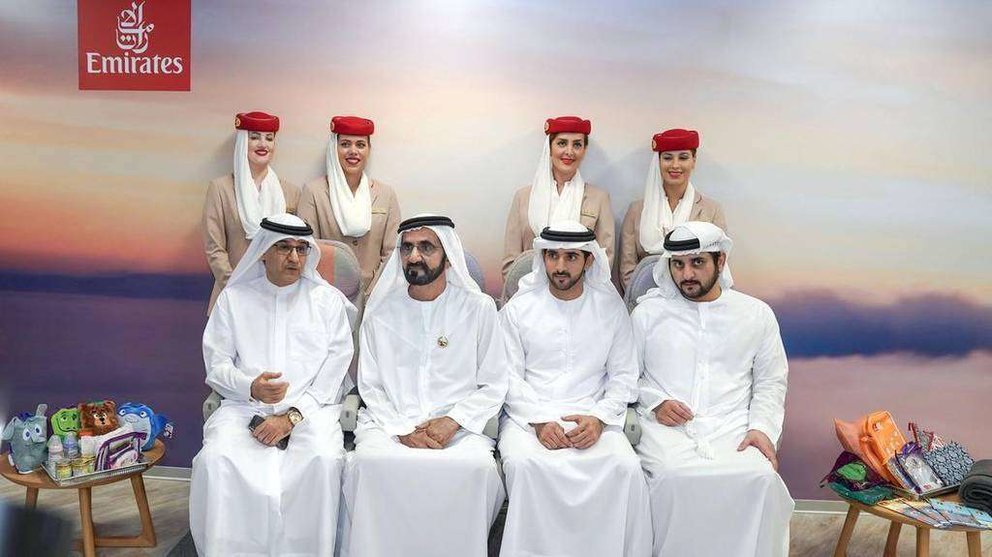 Adel Al Redha, Sheikh Mohammed bin Rashid, Sheikh Hamdan bin Mohammed y Maktoum bin Mohammed en el laboratorio de Emirates en Dubai Future Accelerators.