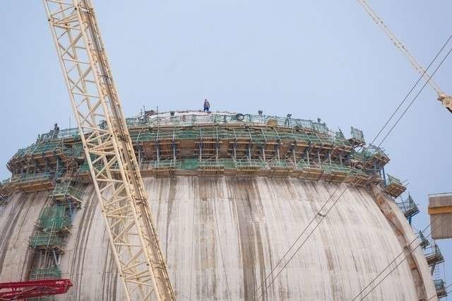 Trabajos de construcción de la cúpula de hormigón de la central nuclear de Barakah (Emirates Nuclear Energy Corporation)