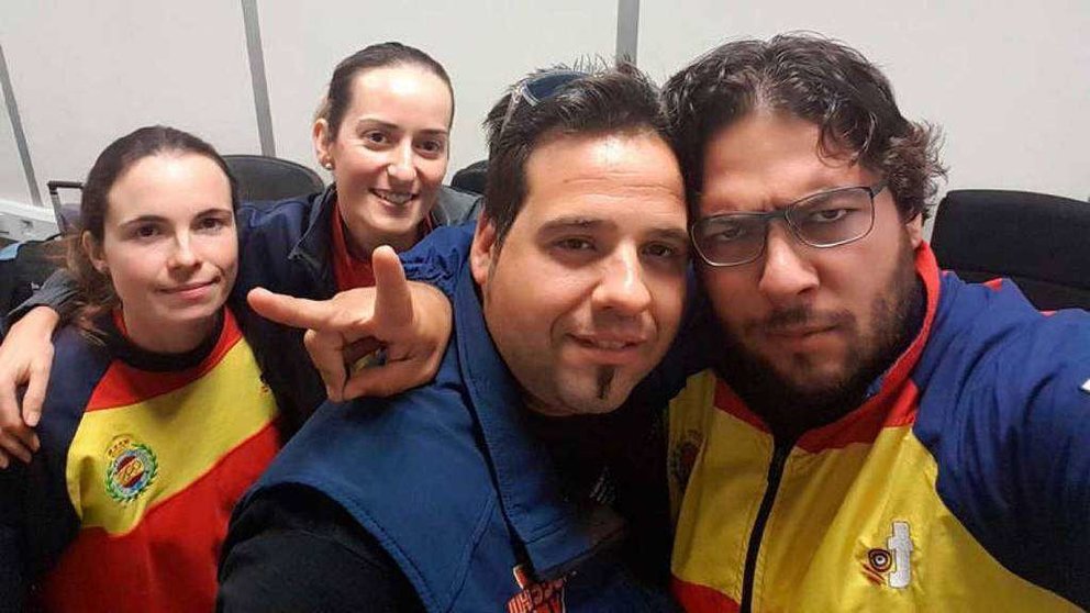 El equipo español de tiro, retenido en el aeropuerto de Abu Dhabi. (Redes sociales)