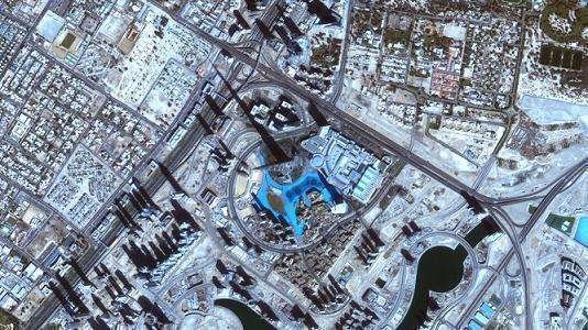 El satélite tomó imágenes de alta calidad del Burj Khalifa y Emirates Towers para celebrar su sexto aniversario en 2015.