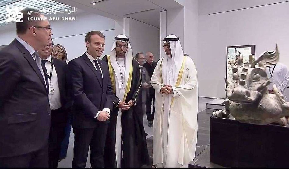 Macron, junto a autoridades emiratíes, durante el recorrido por las galerías del Louvre Abu Dhabi en 2017. (Louvre Abu Dhabi)