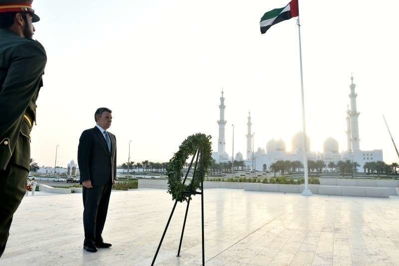 Juan Manuel Santos ante el Monumento a los Mártires de Abu Dhabi. (César Carrión)
