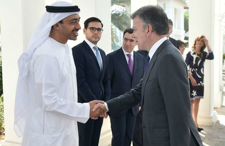 El presidente de Colombia saluda al ministro de Relaciones Exteriores emiratí
