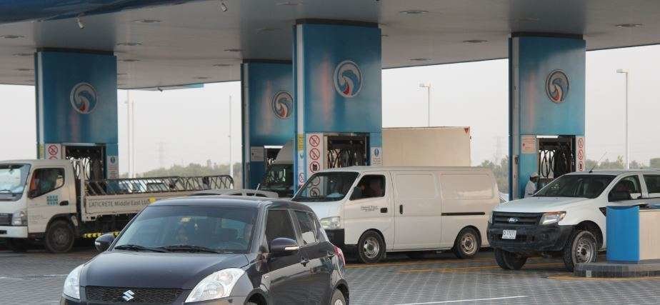 Automóviles repostando en una gasolinera de EAU. (EL CORREO)