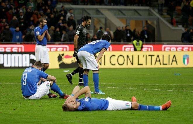 En la imagen de Reuters, los futbolistas italianos desolados tras decir adiós al Mundial.