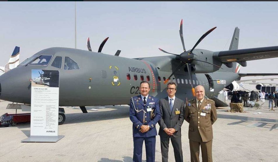 El embajador de España en EAU junto a altos militares en el Dubai Airshow 2017.