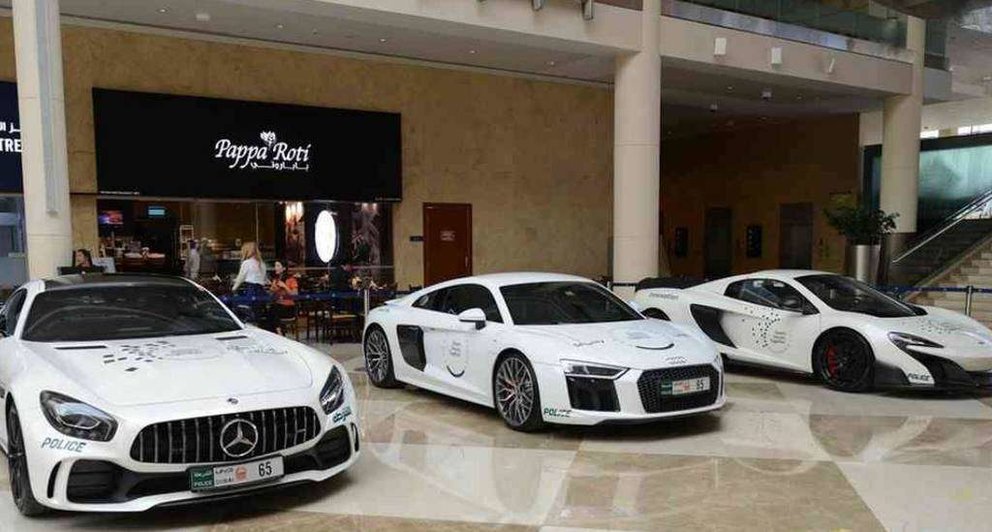 Los nuevos vehículos de lujo de la Policía de Dubai.