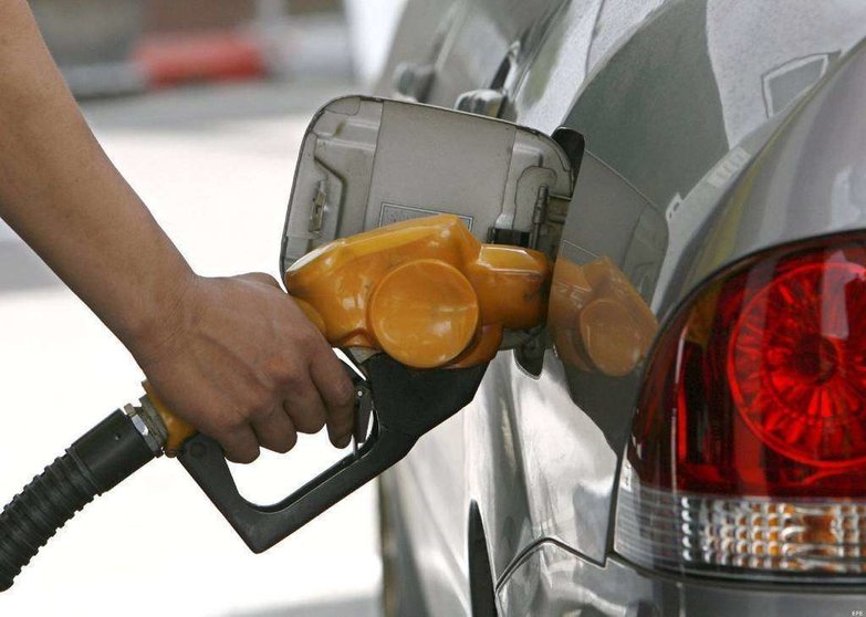 El precio de la gasolina se anuncia mensualmente en Emiratos.