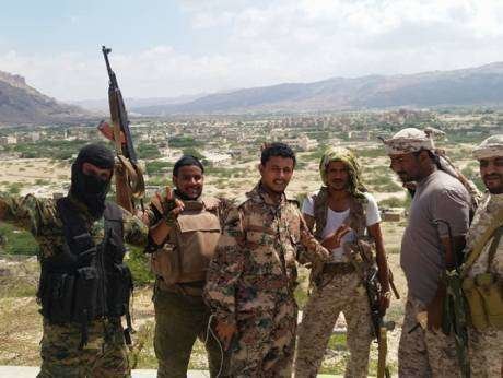 En la imagen de Facebook, fuerzas yemeníes celebran la expulsión de Al Qaeda en el sur de Yemen.