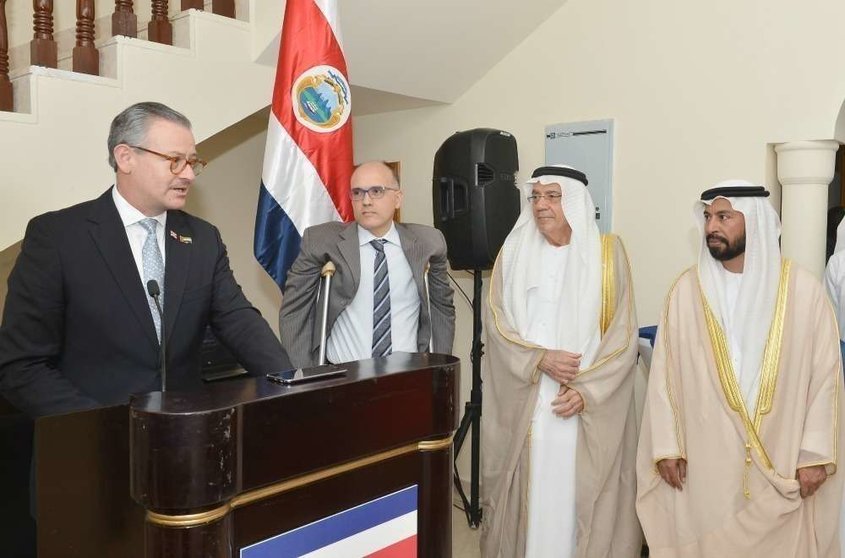 De izquierda a derecha, el ministro González Sanz, el embajador Francisco Chacón y autoridades emiratíes, en la inauguración de la Embajada de Costa Rica en Emiratos Árabes. (Manaf K. Abbas)