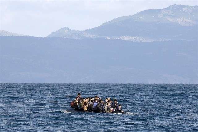 Una barca transporta inmigrantes en el Mediterráneo. (Reuters)