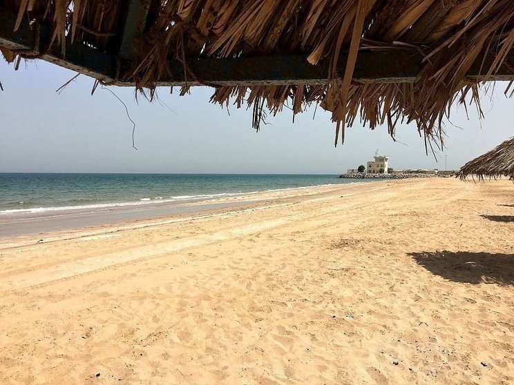 Playa solitaria a causa del calor en el emirato de Ras Al Khaimah. (EL CORREO)