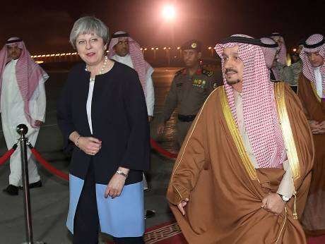 Theresa May a su llegada al Aeropuerto Internacional de Riad. (Reuters)
