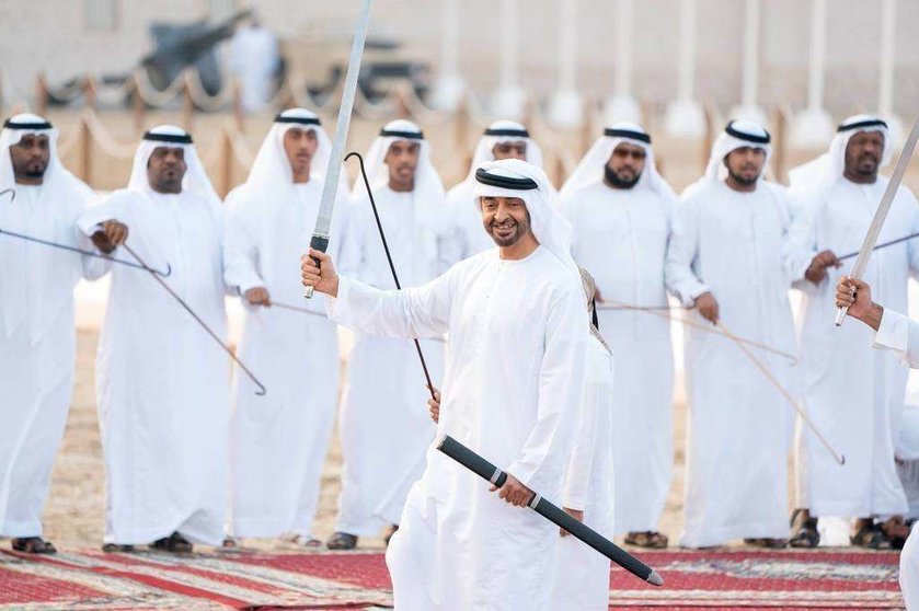 Sheikh Mohammed bin Zayed se unió al a danza tradicional durante la Marcha de la Unión en Al Wathba. (WAM) 