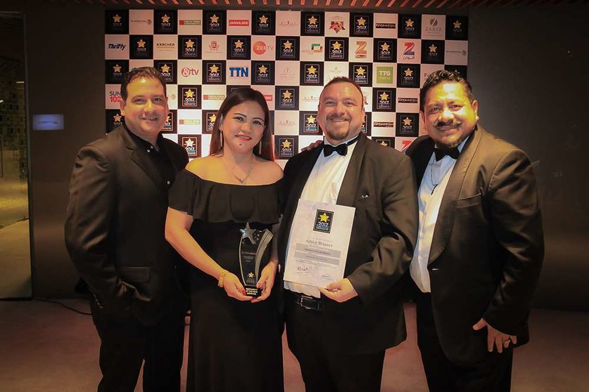 El chef Ernesto Cab junto a otros miembros del equipo de María Bonita losMiddle East Hospitality Excellence Awards 2017.