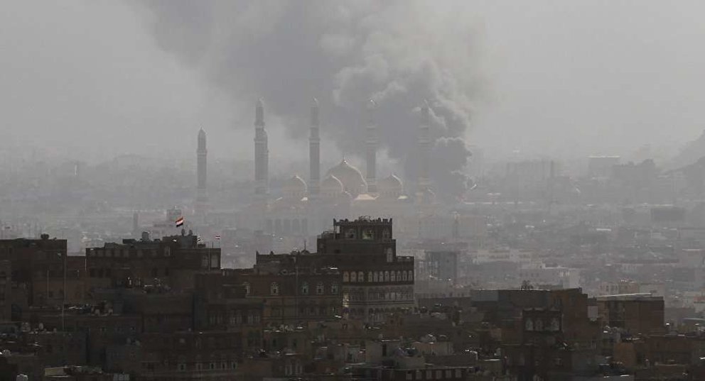 En la imagen de Reuters, enfrentamientos en la capital de Yemen, Saná.