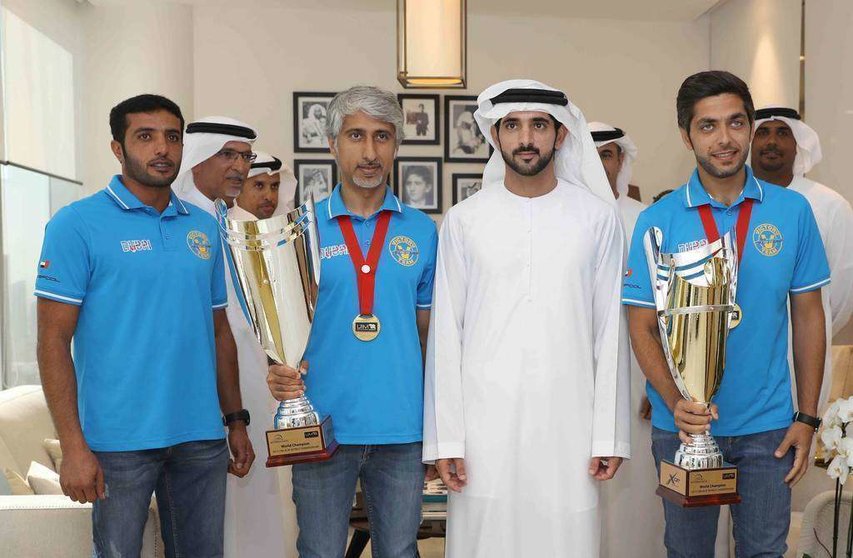 Sheikh Hamdan con el Victory Team XCAT. (WAM)