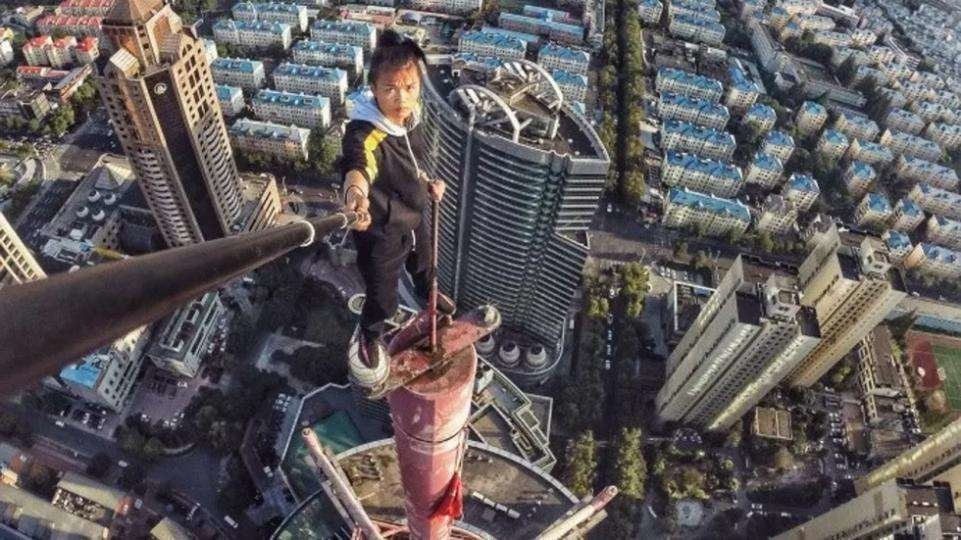 El acróbata chino fotografiado en uno de los rascacielos.