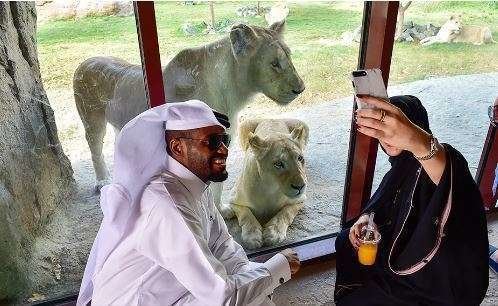 Una familia local visita el Dubai Safari Park.