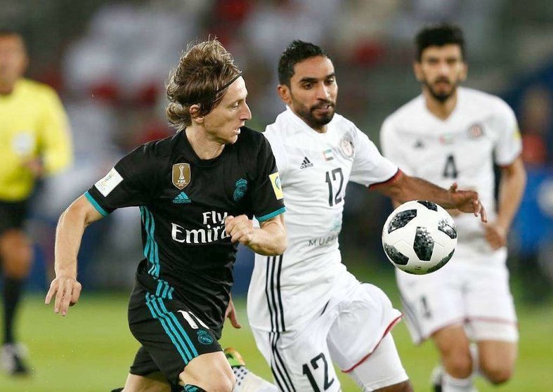 Modric, elegido jugador más valioso del encuentro, disputa un balón durante el encuentro Real Madrid-Al Jazira. (@RealMadrid)