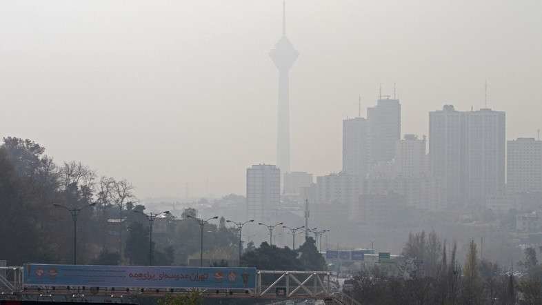 Una imagen de Teherán cubierta por una nube de contaminación.