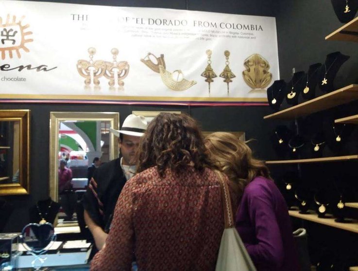 Turistas españolas compran joyas en la sección 'El Dorado'. (EL CORREO)