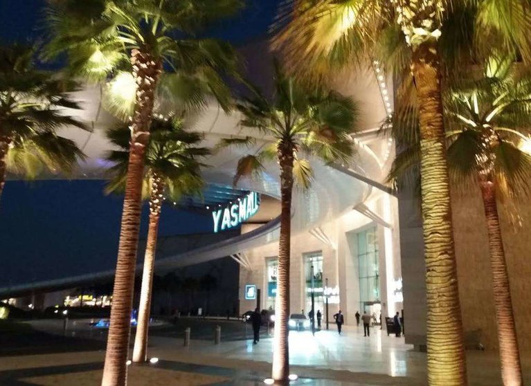 Entrada principal al Yas Mall. (EL CORREO)