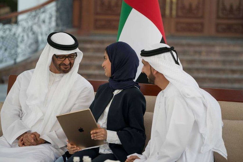 El jeque Mohammed bin Zayed conversa con la inventora Fátima Al Kaabi. (WAM)