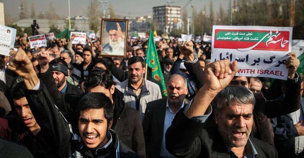 En la imagen de AFP, manifestantes en Teherán.