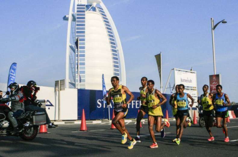 Participantes en una edición del Maratón de Dubai.