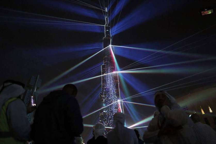 En la imagen de EFE, el Burj Khalifa durante el espectáculo del Nuevo Año 2018.