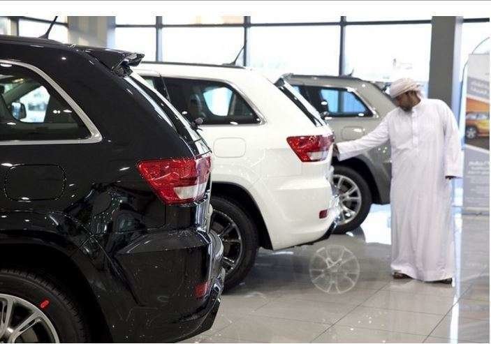 Un emiratí inspecciona vehículos en un concesionario de automóviles. (Fuente externa)
