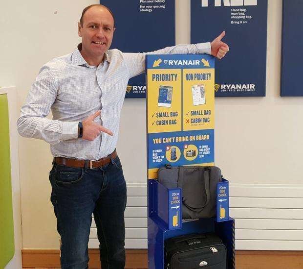 Kenny Jacobs, directivo de Ryanair, con el dispositivo que utiliza la compañóa para medir bolsas y maletas.
