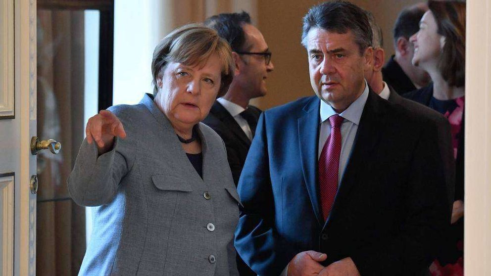 Ángela Merkel y el ministro de Exteriores alemán, Simon Gabriel. (AFP)