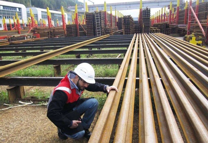 Un ingeniero supervisa las vías que se instalarán en la Ruta 2020 del Metro de Dubai. (RTA)