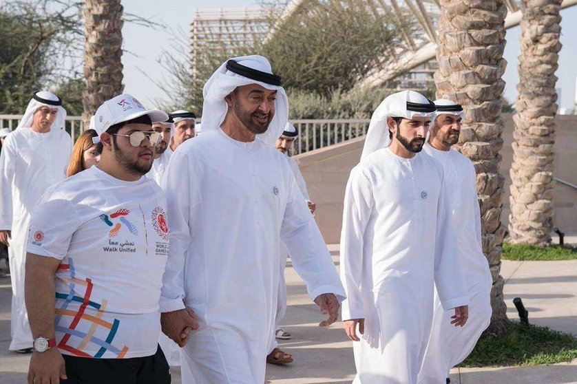 Sheikh Mohammed bin Zayed y Sheikh Hamdan bin Rashid durante su participación en el evento 'Walk Unified'.
