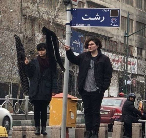 imagen de Twitter de dos jóvenes iraníes sin cubrir su cabeza.