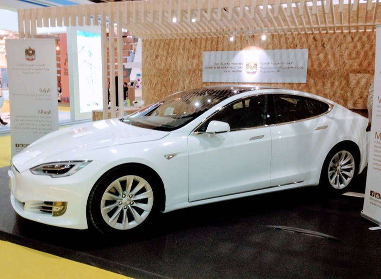 Un vehículo Tesla en Abu Dhabi.