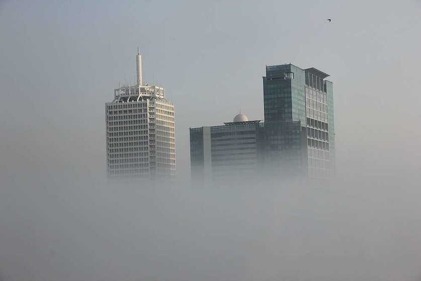 Una espesa mana de niebla sobre Dubai. (EL CORREO)