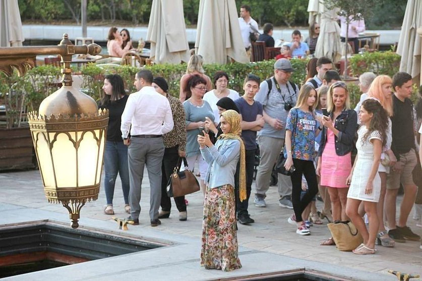 Numerosos turistas visitan Madinat Jumeirah en Dubai. (EL CORREO)