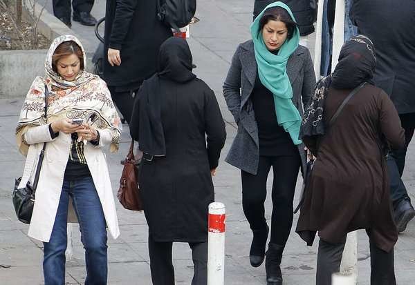 Mujeres caminan por Teherán, capital de Irán.