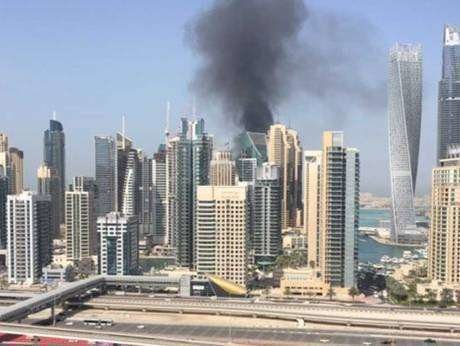 El humo del incendio se pudo ver en el horizonte de Dubai Marina.