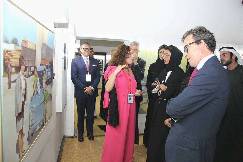 La pintora española María José Rodríguez conversa ante su cuadro con la ministra de Cultura de Emiratos. (EL CORREO)