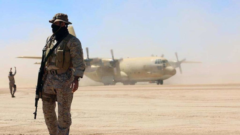 En la imagen de AFP, un soldado saudí ante un avión con ayuda humanitaria en Yemen.