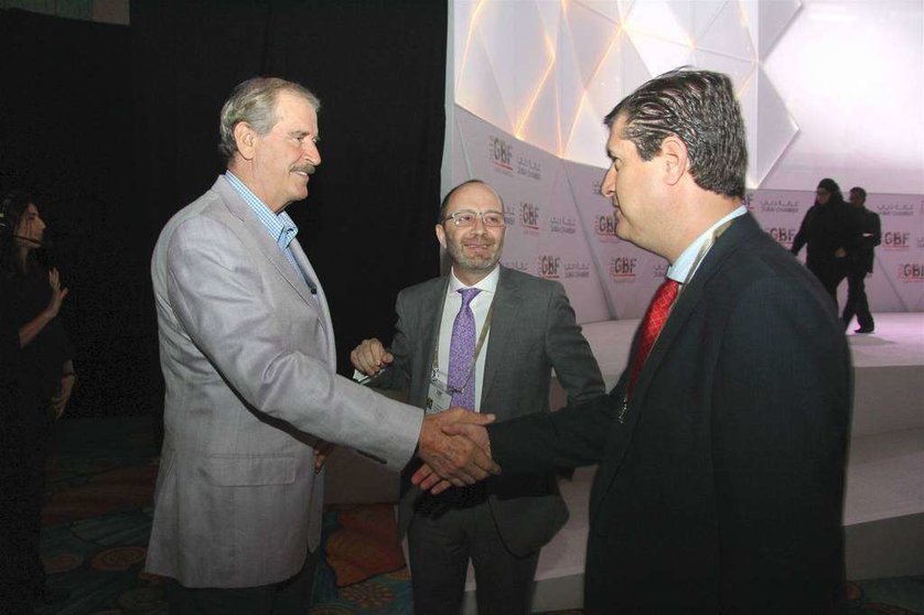 El ex presidente mexicano Vicente Fox -izquierda- saluda a Xabier López Ancona, presidente de Kidzania, en presencia de Pedro Blanco, encargado de Negocios de la Embajada de México en Emiratos, durante eI Foro Global Latinoamérica. (EL CORREO)