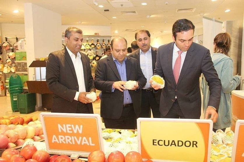 El ministro de Comercio Exterior examina los nuevos productos que han llegado desde su país a Emiratos Árabes. (EL CORREO)