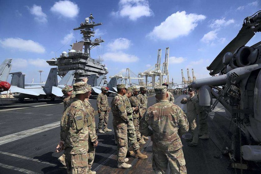 En la imagen de The National, marines estadounidenses en la cubierta del portaaviones.