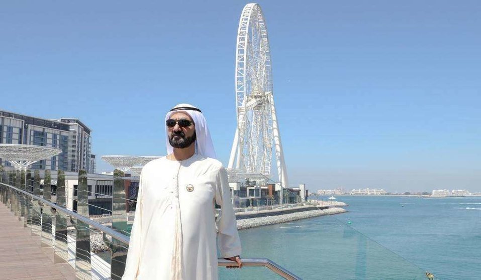 El gobernante de Dubai junto a la noria.