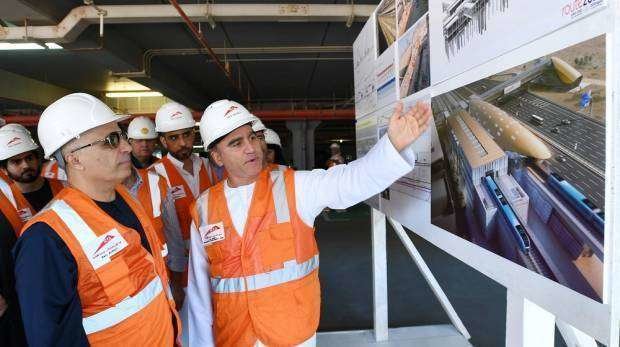 El director de la RTA supervisa las obras de la extensión del Metro de Dubai.