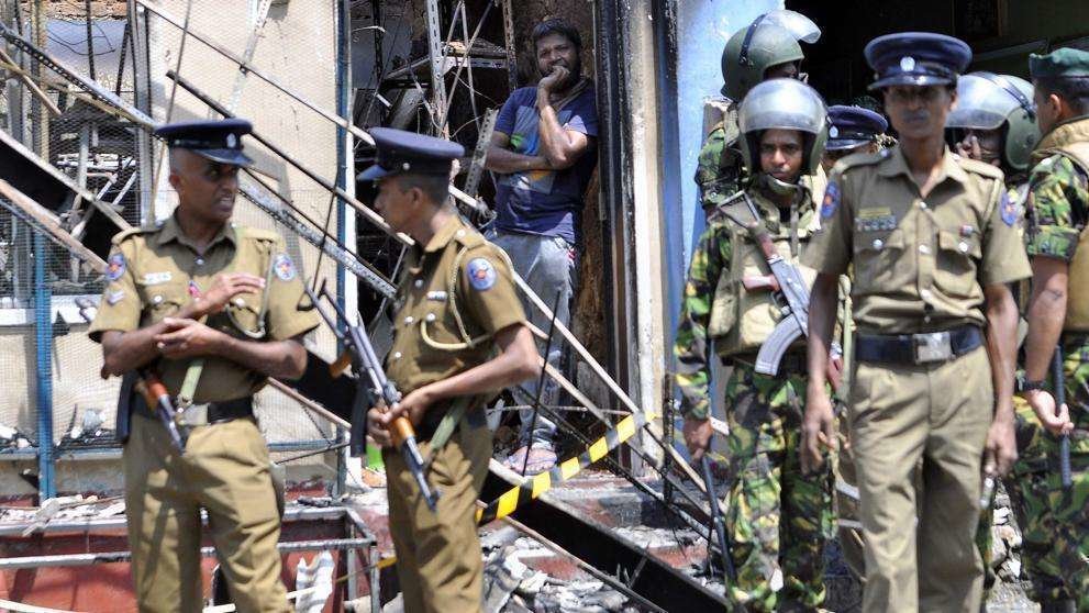 En la imagen de AFP, fuerzas de seguridad en Sri Lanka.
